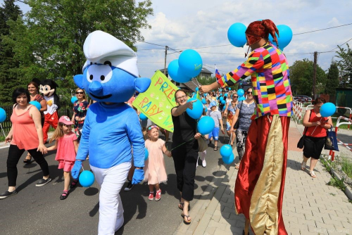 Parada-dzieci-i-mlodziezy-w-towarzystwie-mazoretek-z-Podwilka-Mlodziezowej-Orkiestry-Detej-ze-Skawy-i-zywych-maskotek